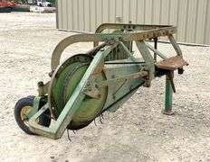 John Deere 350 3-point side delivery hay rake