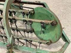 John Deere 350 3-point side delivery hay rake