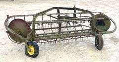 John Deere 350 3-point side delivery hay rake
