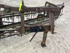 John Deere 350 3-point side delivery hay rake