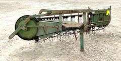 John Deere 350 3-point side delivery hay rake