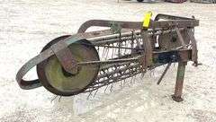 John Deere 350 3-point side delivery hay rake