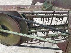 John Deere 350 3-point side delivery hay rake