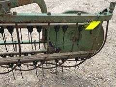 John Deere 350 3-point side delivery hay rake