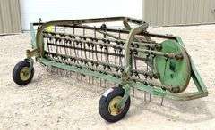 John Deere 350 3-point side delivery hay rake