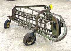 John Deere 350 3-point side delivery hay rake
