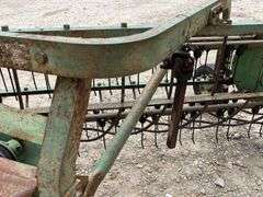 John Deere 350 3-point side delivery hay rake