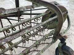 John Deere 350 3-point side delivery hay rake