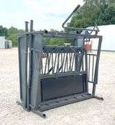 Squeeze chute w/ head catch gate