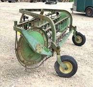 John Deere 350 3-point side delivery hay rake