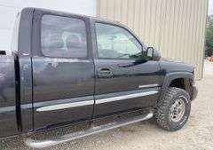 2004 GMC 2500HD extended cab 4x4 pickup