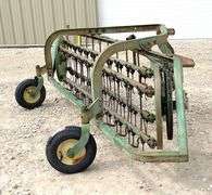 John Deere 350 3-point side delivery hay rake