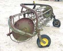 John Deere 350 3-point side delivery hay rake
