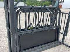 Squeeze chute w/ head catch gate