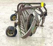 John Deere 350 3-point side delivery hay rake