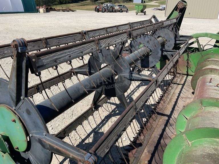 John Deere 213 13' grain head