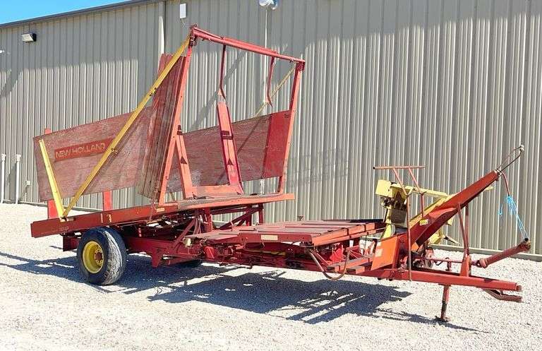 Stackliner New Holland 1010 Stackliner bale stack wagon - Schneider Auctioneers LLC