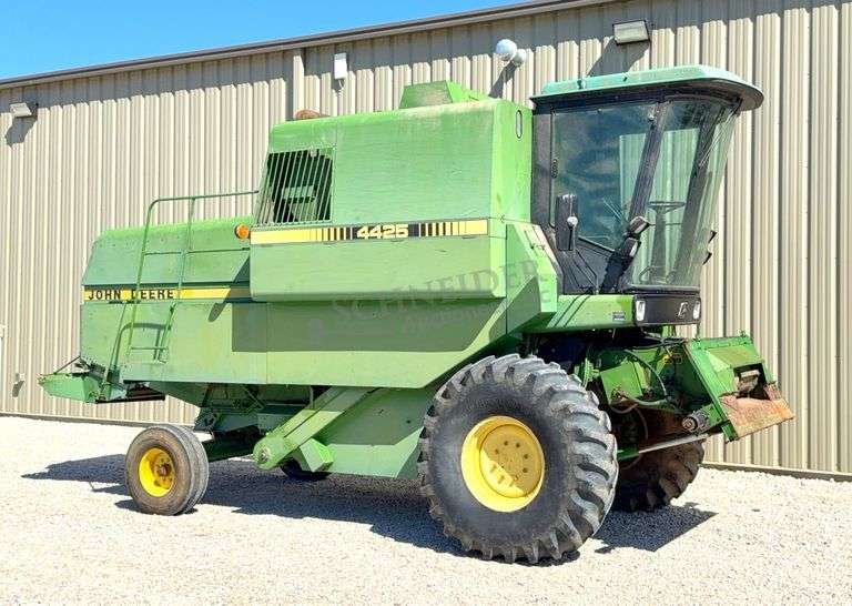 John Deere 4425 combine