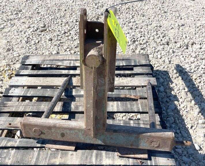 Bale spear for 3-pt. or loader bucket