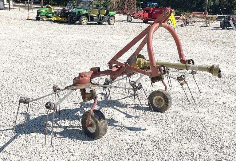 Hesston 3710 2 basket 3-pt. tedder