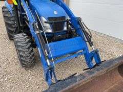 New Holland TC45DA 4x4 tractor w/ loader