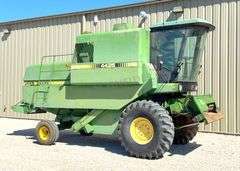 John Deere 4425 combine