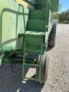John Deere 4425 combine