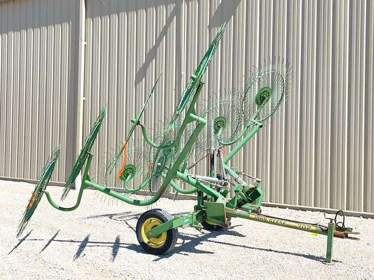 John Deere 702 v-hay rake w/ center wheel - Schneider Auctioneers LLC
