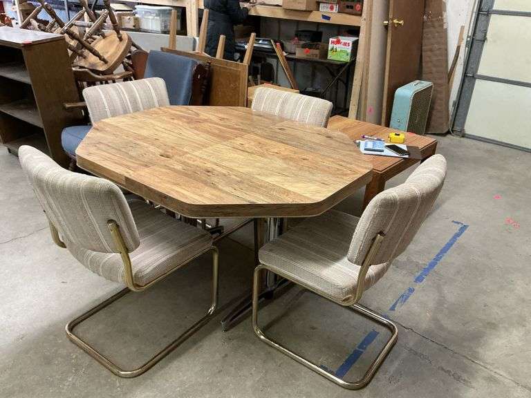 really nice kitchen table with four cushioned chairs no leaf