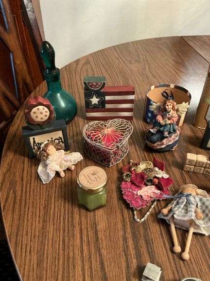 Collection of knickknacks