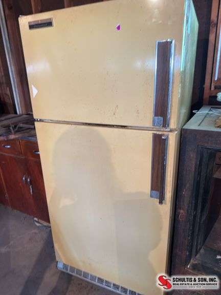 Hot point refrigerator freezer