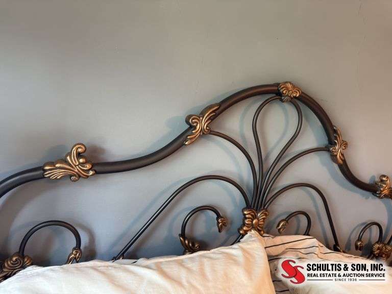 Queen size complete bed   Includes bedding