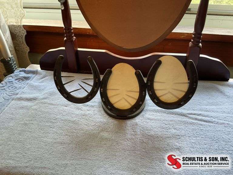 photograph holder made out of horseshoes ￼