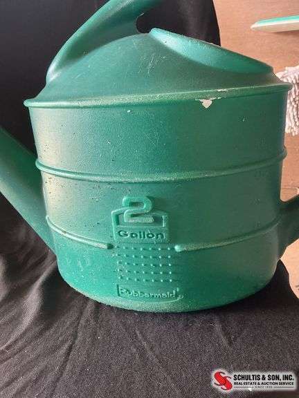 Rubbermaid watering can