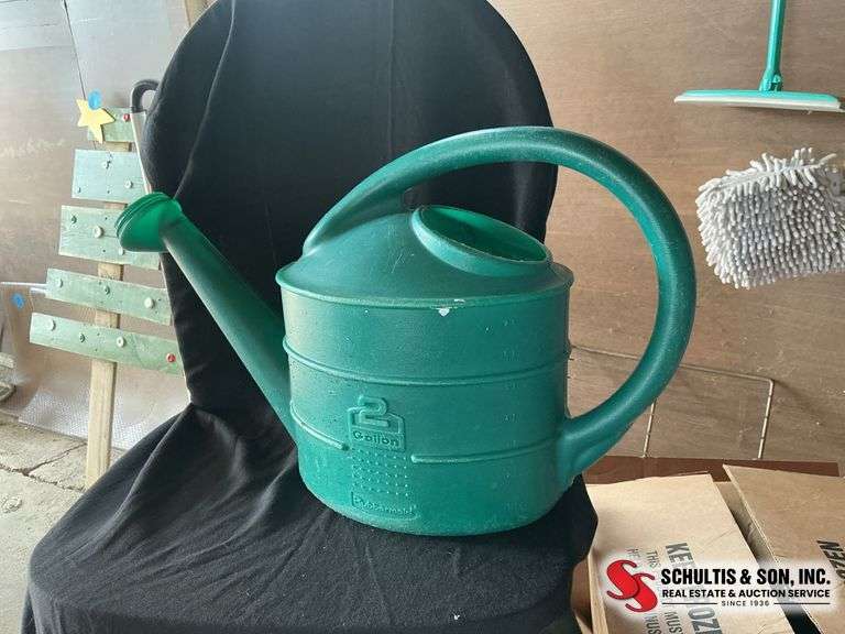 Rubbermaid watering can