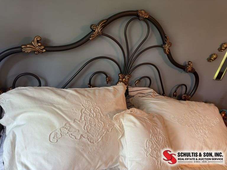 Queen size complete bed   Includes bedding