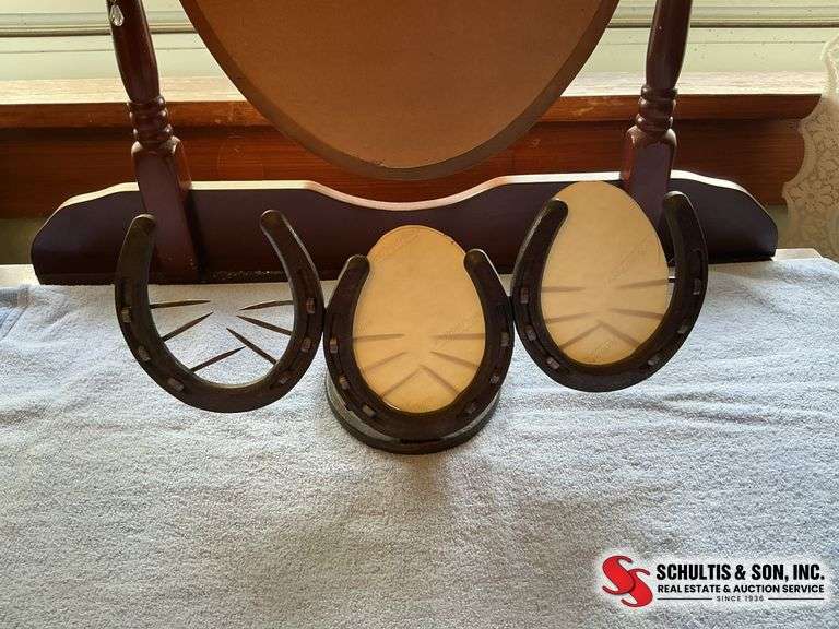photograph holder made out of horseshoes ￼