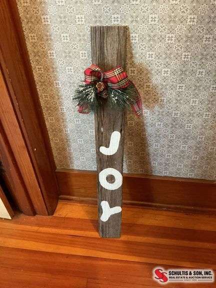 Santa and snowman shelves and a Christmas sign made out of wood ￼