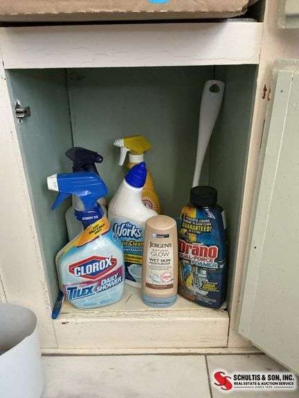 Bathroom cleaning supplies