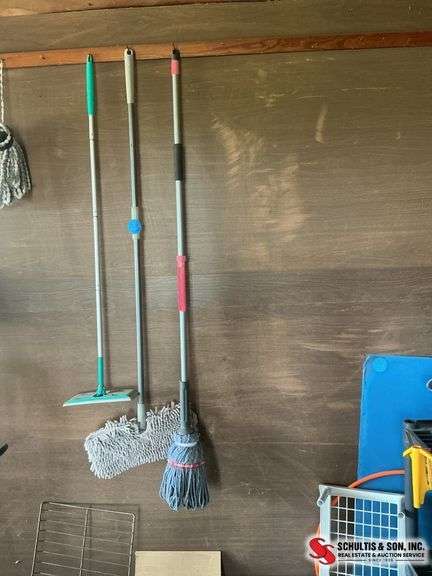 ￼ swiffer and mops