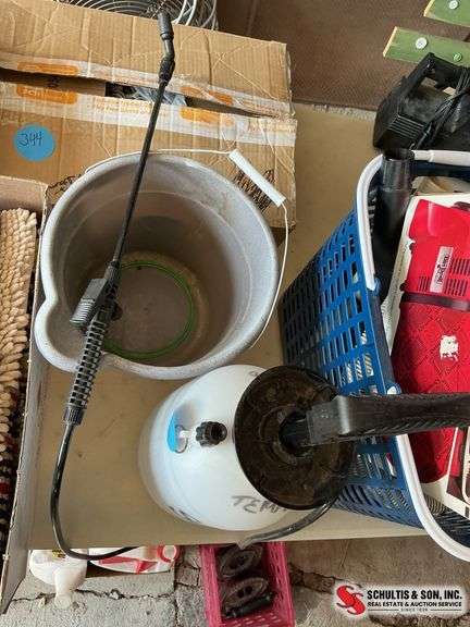 ￼ 1 gallon garden sprayer and bucket