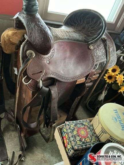 Beautiful well taken care of 16 inch seat saddle made by Corrientes saddle Company