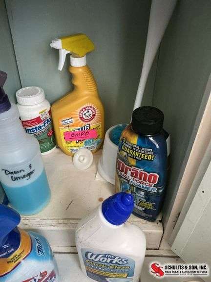 Bathroom cleaning supplies