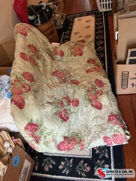Queen size green and floral bed comforter- 2 feather pillows- and a foam pillow ￼