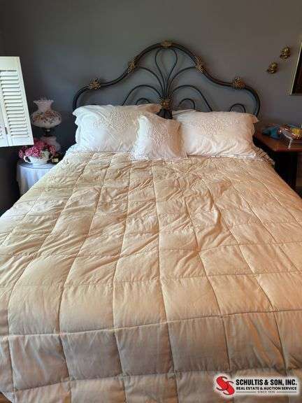 Queen size complete bed   Includes bedding