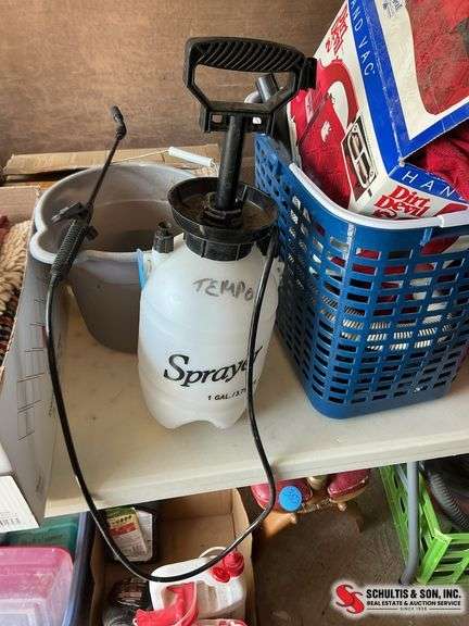 ￼ 1 gallon garden sprayer and bucket