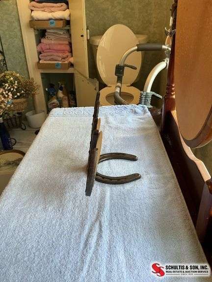 photograph holder made out of horseshoes ￼