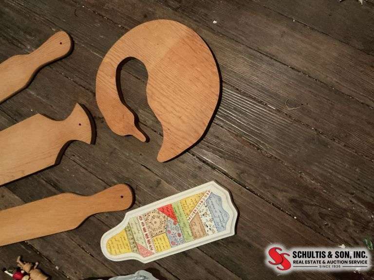 different wood shapes used for painting or for crafts ￼