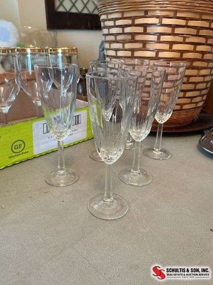 Crystal wine glassware