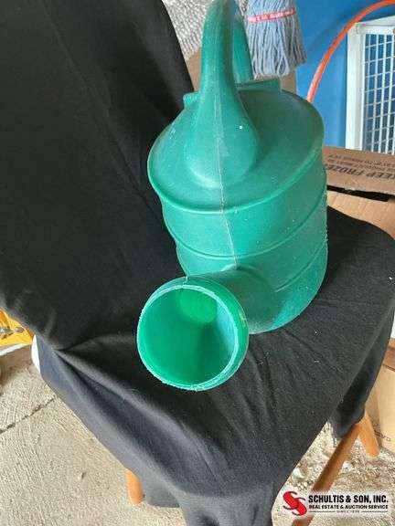 Rubbermaid watering can